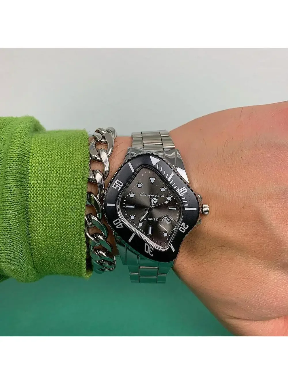 Classy essential minimalist stainless steel futuristic black watch